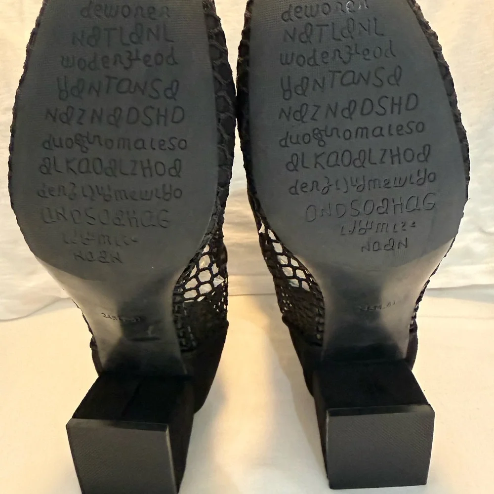 NWOT (Never Worn) Women’s Black Mesh Suede Contemporary Women’s Boots Size 8 - Picture 5 of 12